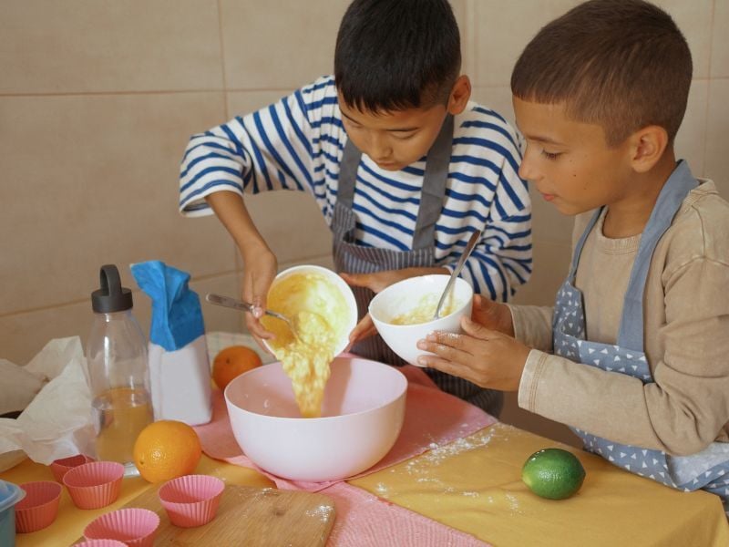 kids baking
